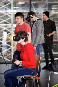 Großen Anklang fanden die Virtual Reality-Brillen, die Studierende des Departments gemeinsam mit der Computerspielschule Hamburg vorstellten.